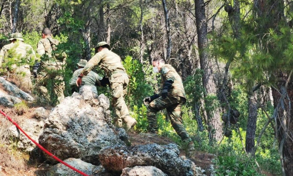 Φωτιά στην Πάρνηθα: Καίνε πολλές μικρές εστίες - Σε ετοιμότητα οι Θρακομακεδόνες, στους δρόμους οι κάτοικοι